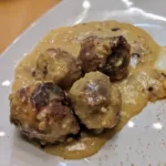 Vier vegane Köttbullar auf einem Teller
